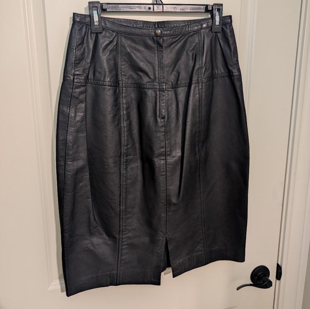 Chaus Elegant Black Pencil Skirt